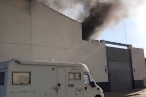 Calcinada una nave industrial en un incendio en Alicante