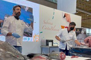 El ronqueo de un atún de 200 kg abre el concurso de tartar de atún rojo del Mediterráneo en el que vence el restaurante Tapes La Xara (Dénia)