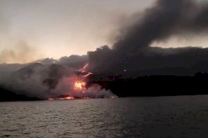 La lava del volcán de La Palma llega al mar y empieza a formarse un delta