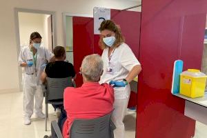 Gandia empieza a vacunar con la tercera dosis a los pacientes inmunodeprimidos