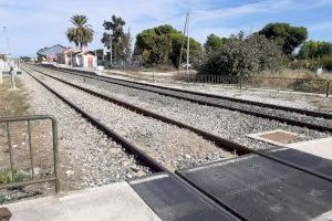 Podemos Elx solicita la construcción de un paso peatonal en la estación de tren de Torrellano