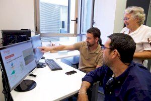 Equipo investigador de la UA que ha participado en este estudio: Gabriel García (izquierda), M.ª Paz de Miguel (centro) y Alejandro Romero (derecha). (Autor: Taller de Imagen UA)