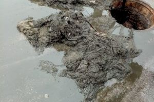 Aqualia recuerda que tirar toallitas húmedas al inodoro provoca atascos en la red de alcantarillado