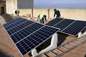 Imagen de archivo de una instalación de paneles solares 