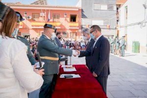 El teniente de la Guardia Civil Oscar Arenas recibe la cruz de la orden de Isabel la Católica por su trabajo durante el cierre perimetral de cinco municipios de l’Horta Sud  