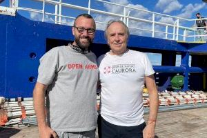 Joan Manuel Serrat visita el Port de Borriana durant la presentació de l'Open Arms Uno