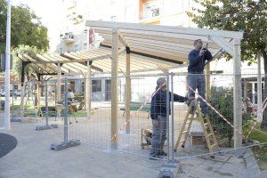 Urbanisme renova la pèrgola de la plaça Casota