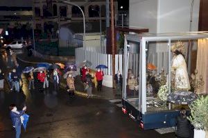 La imagen peregrina de la Virgen de los Desamparados visita la localidad castellonense de la Vall d´Uixó