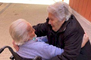 Emocionante reencuentro entre dos ancianas tras 10 años sin verse