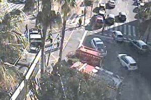 Un tranvía descarrila en Valencia tras chocar con un coche