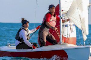 Marta Hernández (RCN Tenerife) y Julia Marfil (CM Almería) al paso la baliza 2 en la primera prueba 