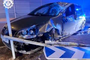 Fallece el conductor de un turismo tras colisionar contra una farola y varias señales en Castellón