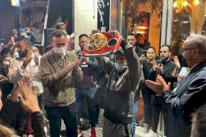 Más de medio millar de personas reciben en Torrellano al flamante campeón del mundo de boxeo Kiko Martínez