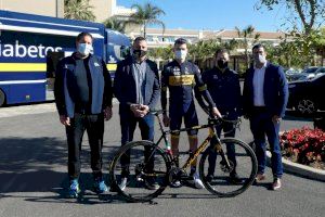 Sam Brand, ciclista del equipoSergio Villalba, Phil Southerland CEO y Cofundador equipo Novo Nordisk, Rafael Castol, director médico del equipo, Carlos Limones, subdirector del Hotel y Sergio Villalba, concejal de Deportes