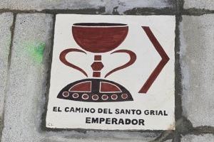 La primera baldosa de señalización del Camino del Santo Grial se instala en el pueblo más pequeño de España, Emperador (Valencia)