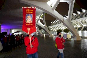 Ecuatorianos en la diócesis celebran una romería por el cauce del río Turia con la imagen de su patrona, la Virgen del Quinche