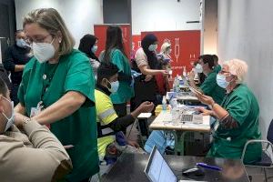 Primer dia de certificat covid i grans cues per vacunar-se a Castelló i València