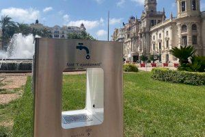 Fuente de agua filtrada y refrigerada en la plaza del Ayuntamiento