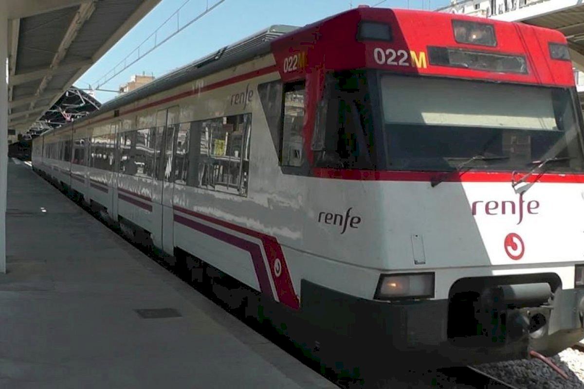 Поезда Renfe в Испании. Alvia поезд. Avlo Train.