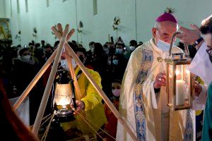 La “Luz de la Paz” con el fuego de una antorcha encendida en el lugar de Belén donde nació Jesucristo llega a Valencia