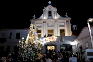 La imagen peregrina de la Virgen de los Desamparados visita la Malvarrosa