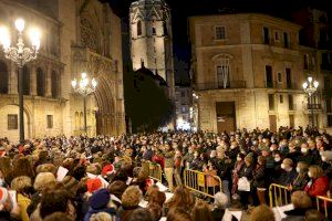 La plaça de la Mare de Déu de València s'inunda de Nadal