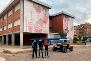 L'artista Taquen finalitza la seua obra en el Festival Més Que Murs