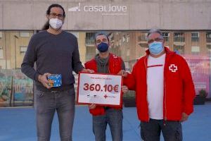 El departamento de Juventud de Sagunto entrega a Cruz Roja el cheque con la recaudación del dinero del mercado navideño