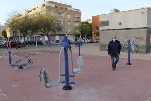 Sagunto renueva seis zonas de juegos infantiles y para personas mayores