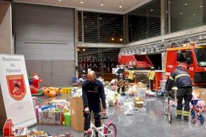 El Ayuntamiento y los Bomberos agradecen los 2.500 juguetes y seis toneladas de comida donados a una veintena de asociaciones y entidades solidarias de Alicante