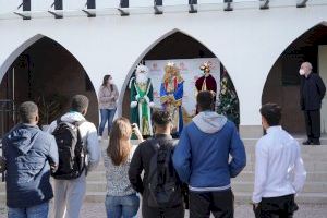 24 adolescentes en riesgo de exclusión reciben la visita de los Reyes Magos en el Hogar Mare de Déu dels Desamparats