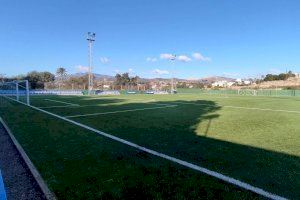 El Ayuntamiento de la Vila renueva el césped del campo de fútbol 7 de la Ciutat Esportiva José Lloret Pérez ‘Calsita’