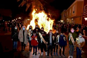 La tradición toma las calles de Oropesa del Mar con el colorido desfile de argilagues y la Cremà de la hoguera