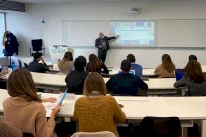 Los alumnos del Master Ejecutivo de Administración de Empresas de EDEM visitan las instalaciones del Puerto de València