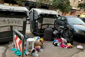 El PP pide mayor vigilancia y una campaña de información sobre las infracciones por tirar basura fuera de los contenedores