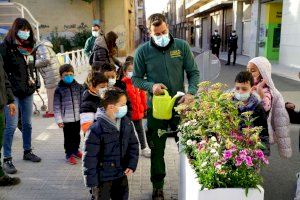 El alumnado de 1º de primaria de Benetússer participa en una plantación floral por el Día del Árbol de la CV