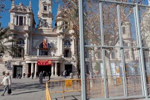 Torna el símbol de les Falles: comença el muntatge de les tanques de la mascletà