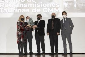 El equipo de CMM recibe el ‘Premio Distinción’ por reanudar las retransmisiones taurinas en los peores momentos del Covid