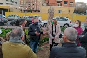 Carrasco visita el polémico huerto urbano que la asociación de vecinos Primer Molí rechaza ver convertido en parking disuasorio como prevé la reforma de Lidón