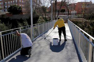 Se ultiman las obras de mejora de la pasarela peatonal de Mas del Jutge