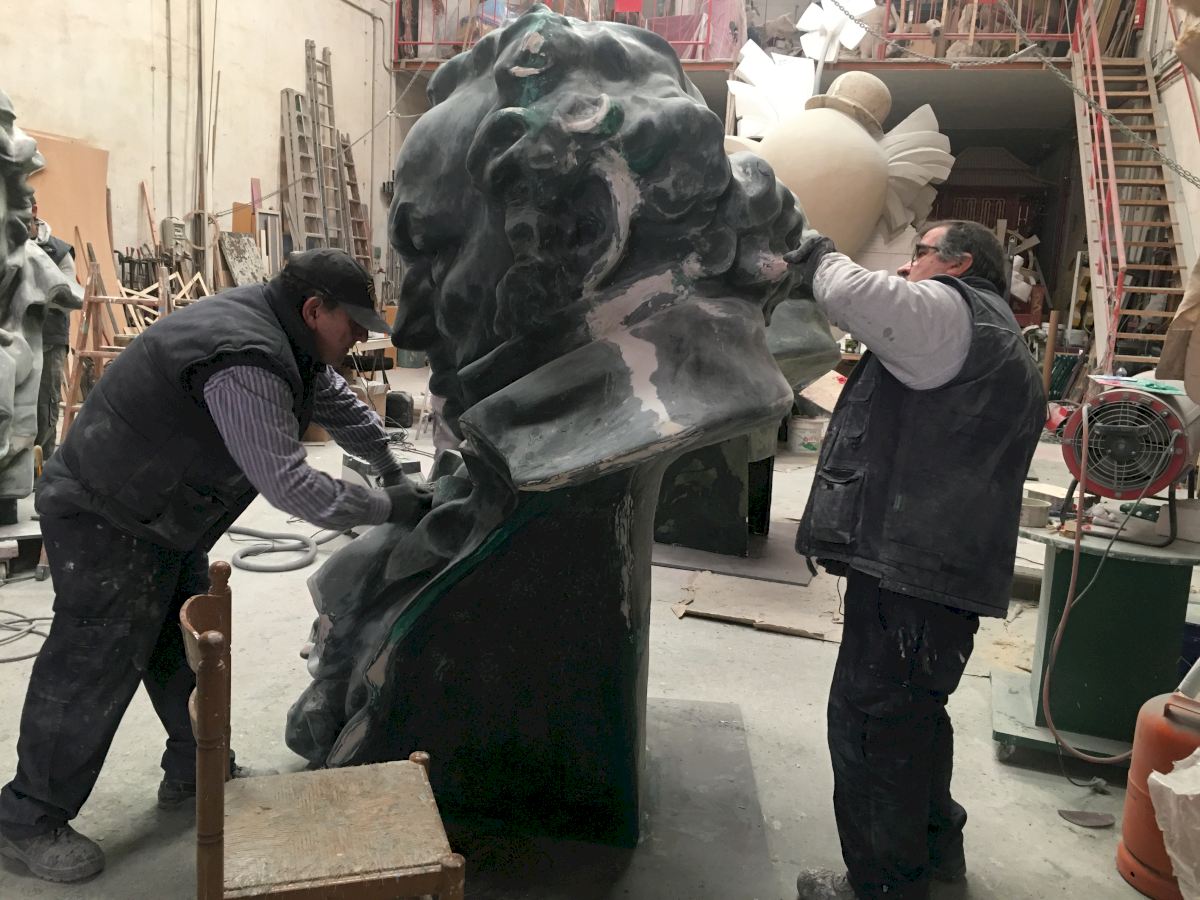 Artistas falleros llevarán las estatuillas de los Goya a 12 plazas de  València