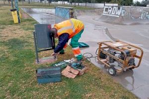 El Ayuntamiento de Paterna instala un centenar de nuevas papeleras en parques y jardines de la ciudad