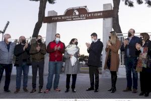 La pista municipal d’atletisme de Gandia ja té el rètol amb el nom  de Toni Herreros