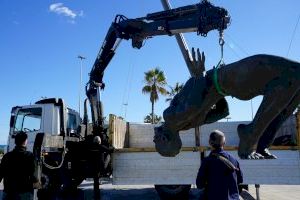 Retiran el Gigante de Sal de la Marina de València ante la sorpresa de los viandantes