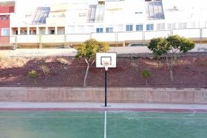 El Ayuntamiento de Almenara instala unas nuevas canastas de baloncesto en las pistas deportivas del CEIP Juan Carlos I