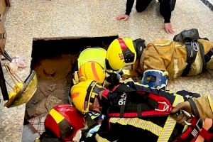 Rescatan a una mujer de 95 años tras haber cedido el suelo de su vivienda en Callosa de Segura