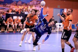 El Balonmano Benidorm se deja remontar por el Torrelavega