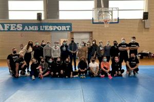 Un grupo de mujeres de Almussafes aprenden defensa personal en un taller municipal