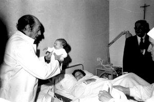 El doctor Miguel Torregrosa (ginecólogo de cupo) atiende a una mujer tras dar a luz en los primeros días de febrero de 1972