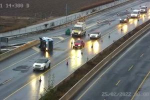 La lluvia y varios accidentes colapsan los accesos a Valencia